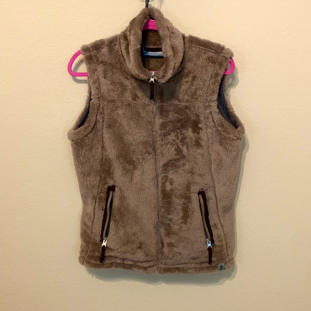 Faux fur vest. Cute for that fall/winter vacation or family pictures. Size M.